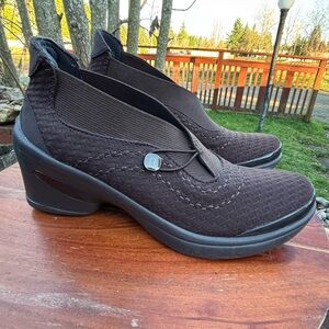 Bzees Size 9 Dark Brown Women's Comfy Mules